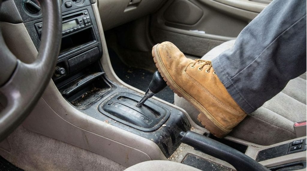 patea la caja de velocidades